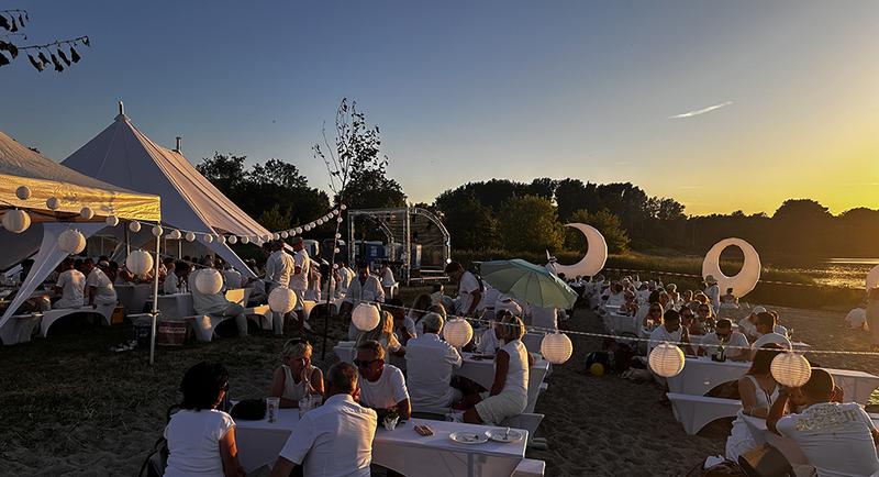 Ausstattung mit Möbeln und Sternenzelt am Strand von Zierow